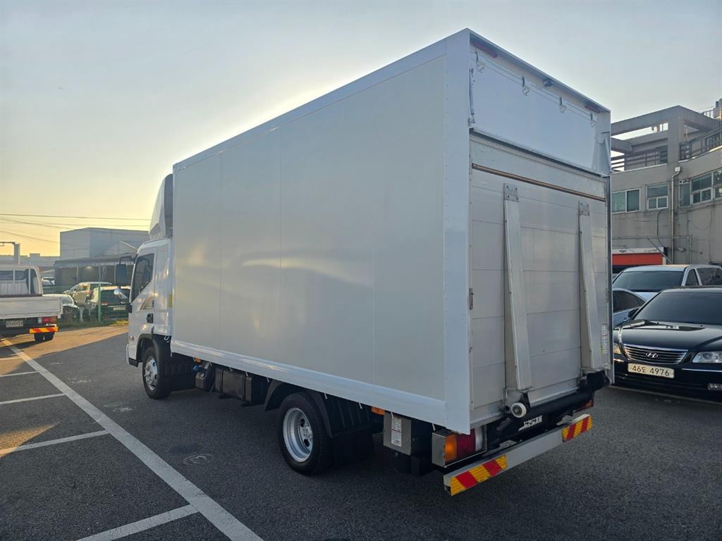 medium and large cargo truck - Vista 4