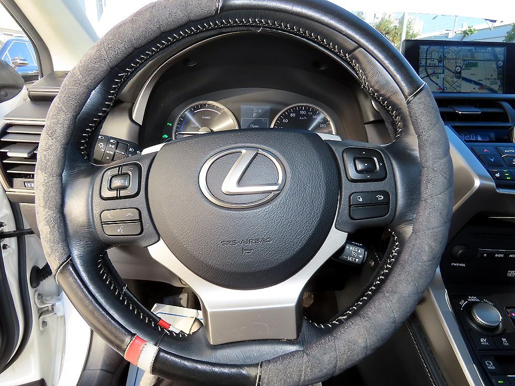 Lexus NX - Vista 8