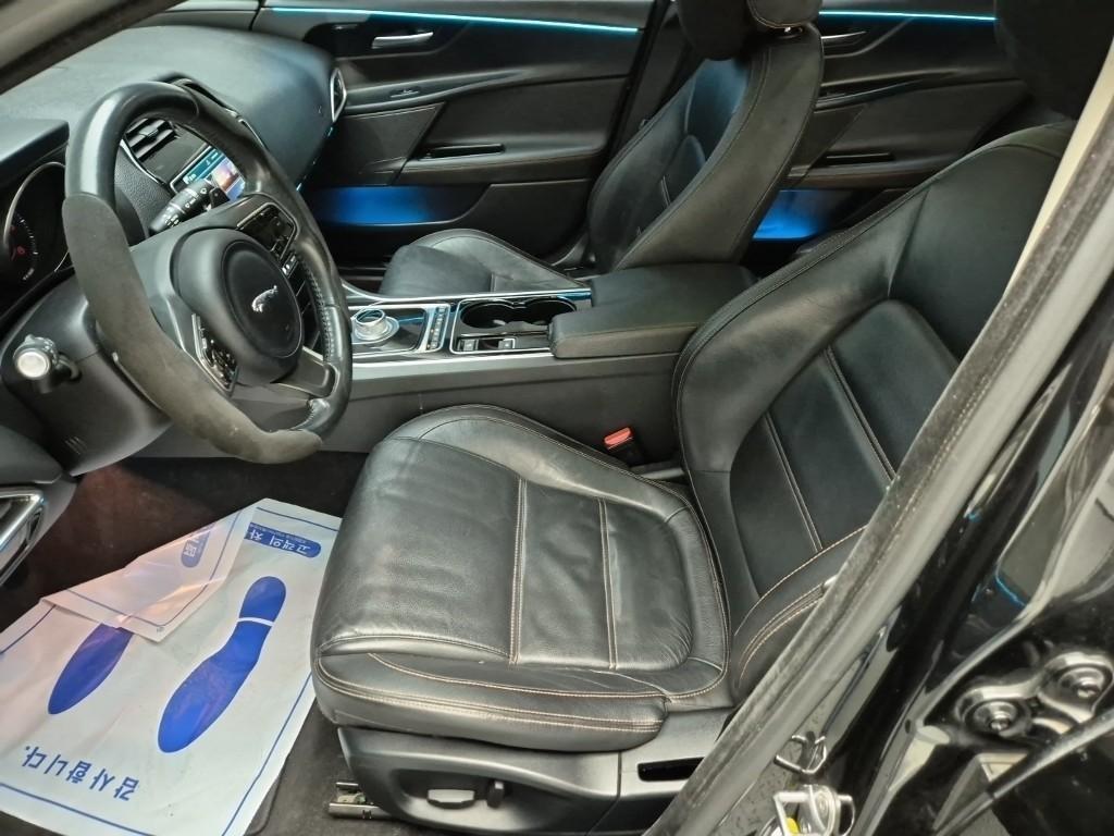 Jaguar XE - Vista 11