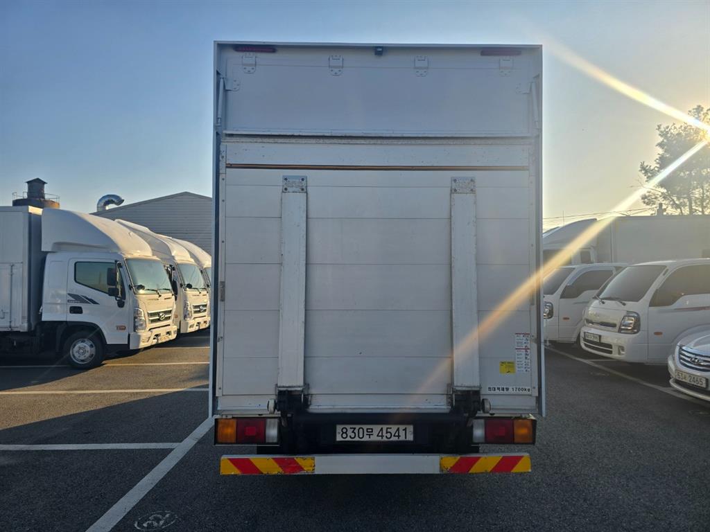 medium and large cargo truck - Vista 5