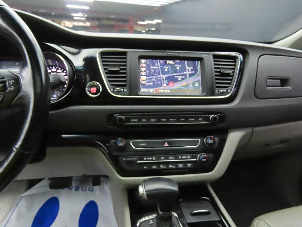 KIA Carnival - Vista 10