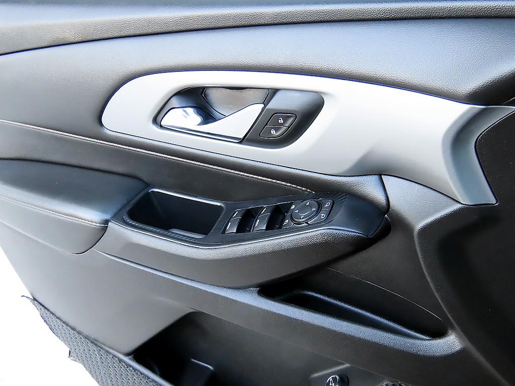 Chevrolet Travers - Vista 12