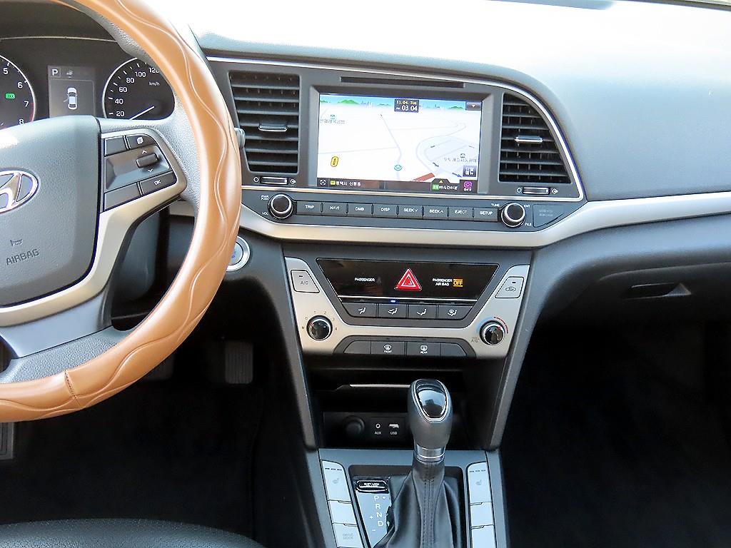 HYUNDAI Avante - Vista 10