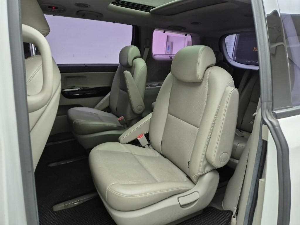 KIA Carnival - Vista 12