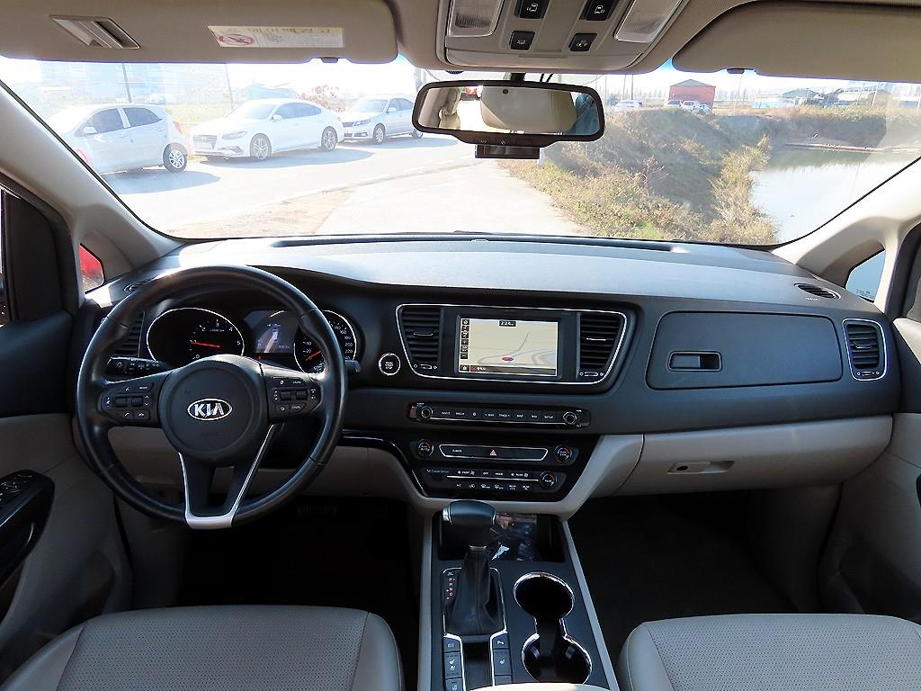 KIA Carnival - Vista 10