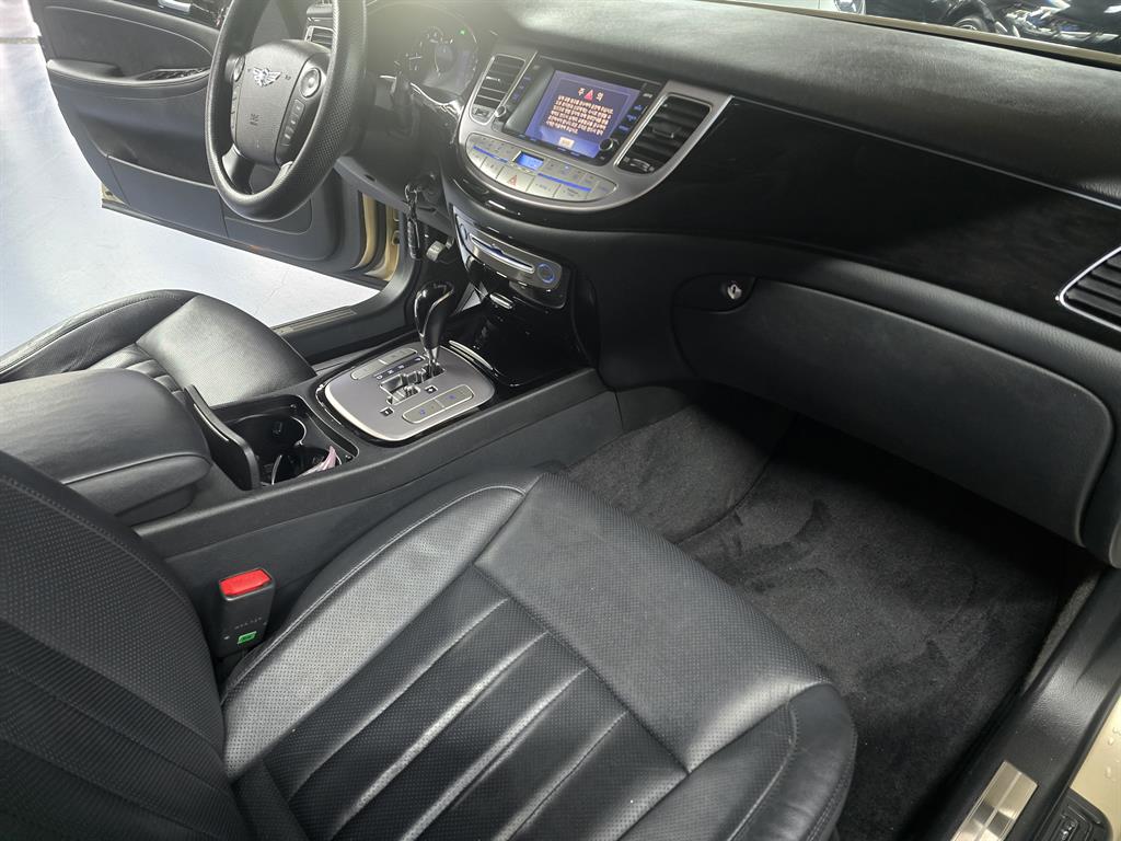 HYUNDAI Genesis - Vista 8