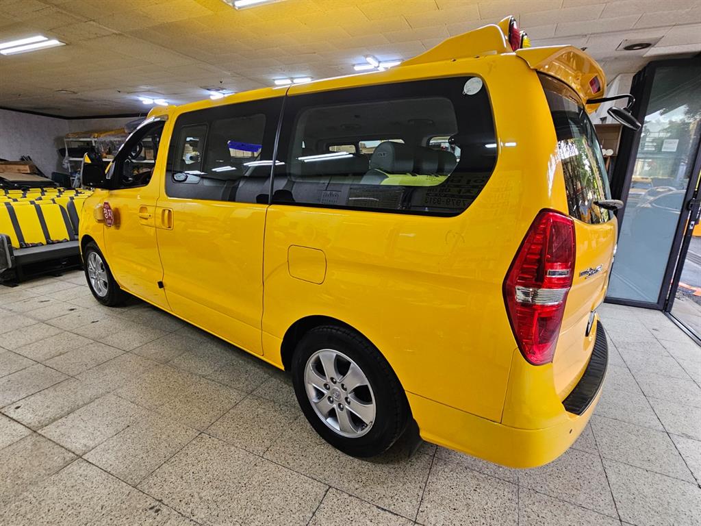 HYUNDAI Starex - Vista 5