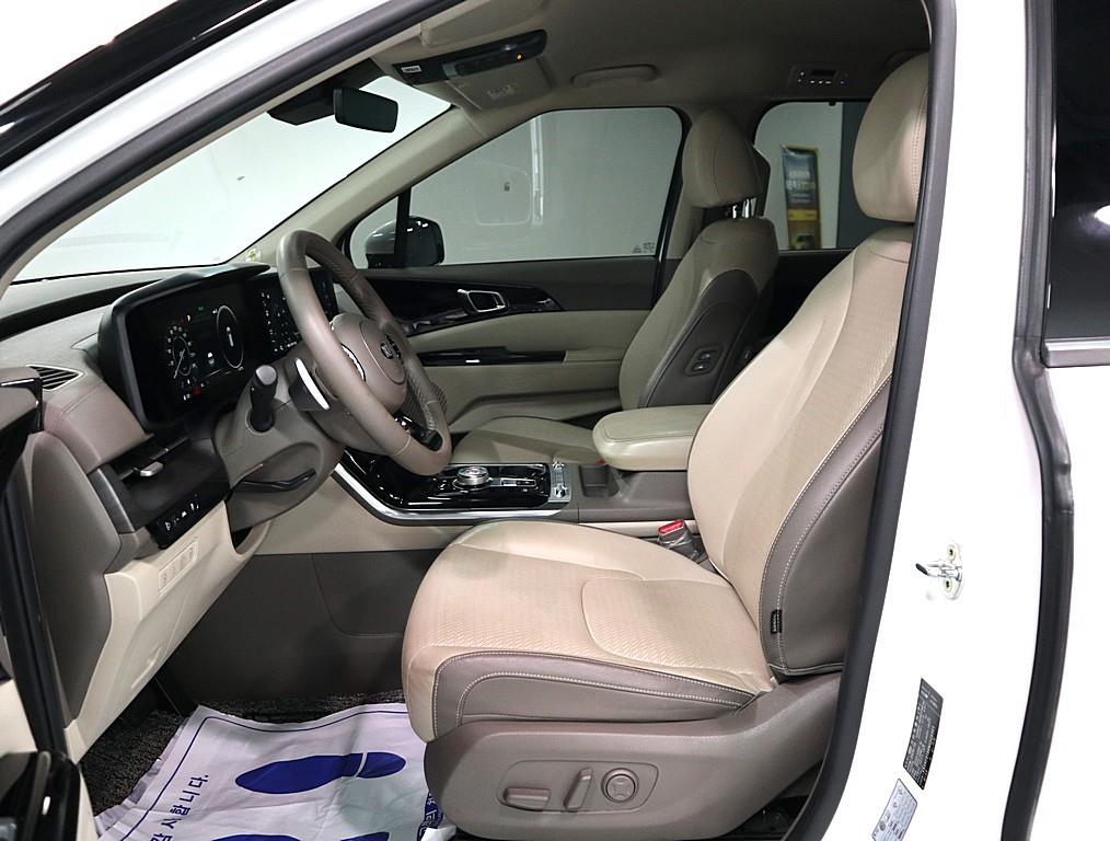 KIA Carnival - Vista 11