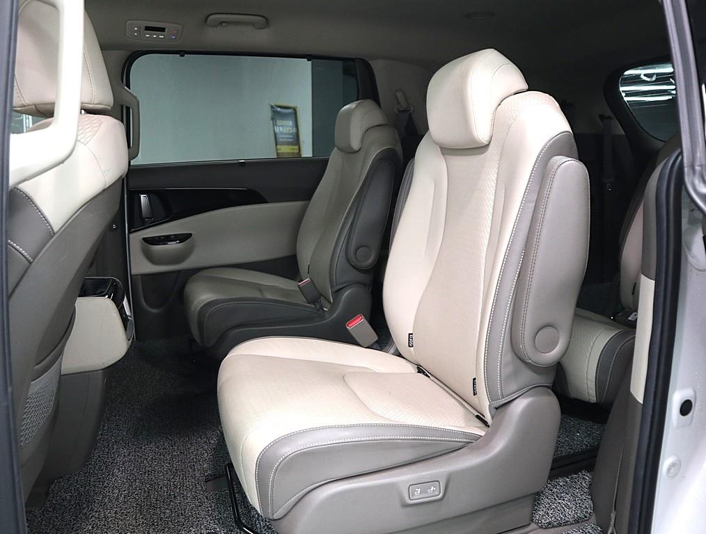 KIA Carnival - Vista 12