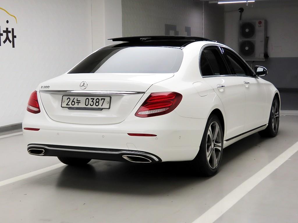 Mercedes Benz E class - Vista 4