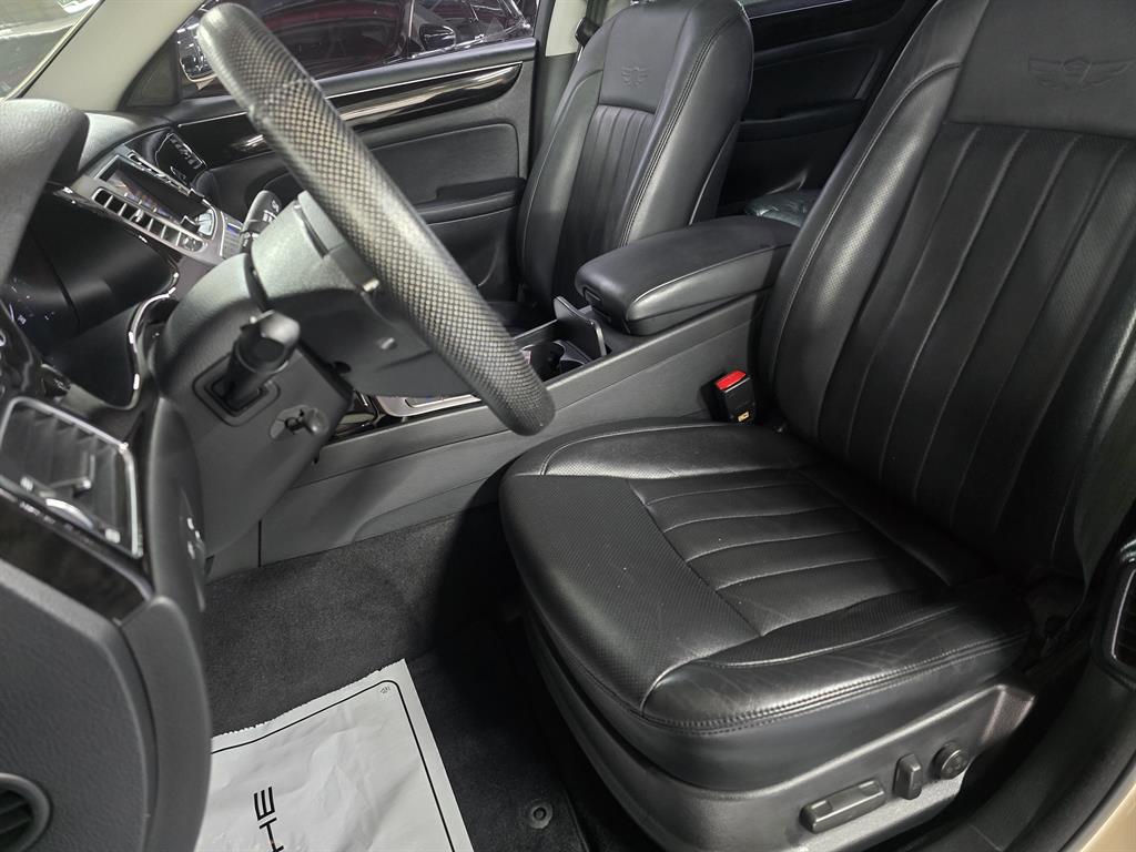 HYUNDAI Genesis - Vista 5