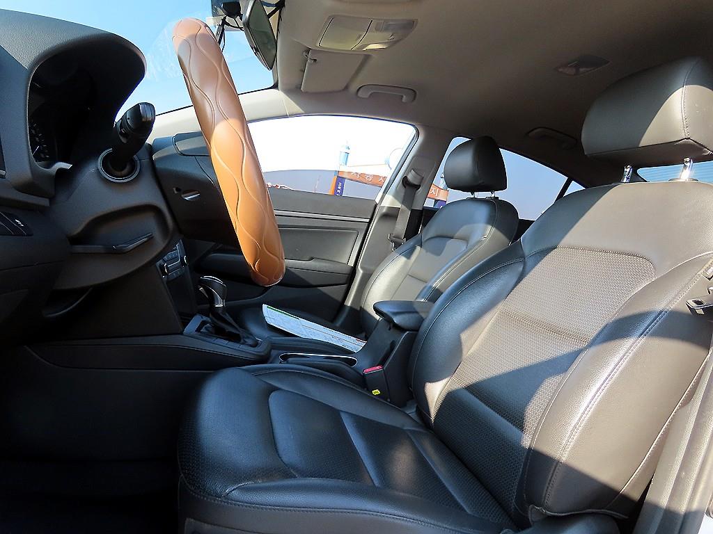 HYUNDAI Avante - Vista 5