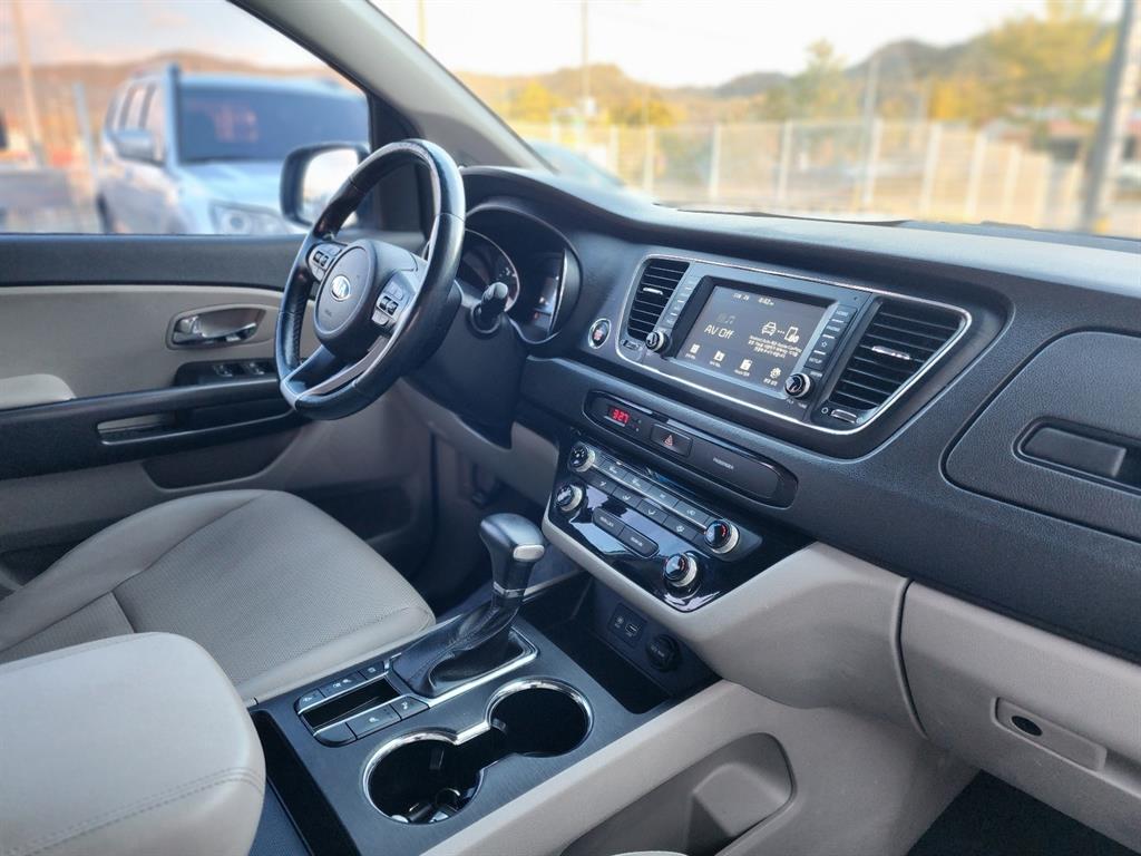 KIA Carnival - Vista 9