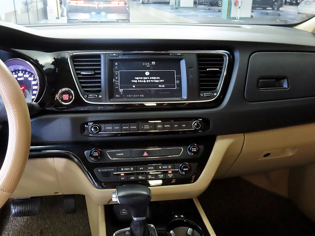 KIA Carnival - Vista 11
