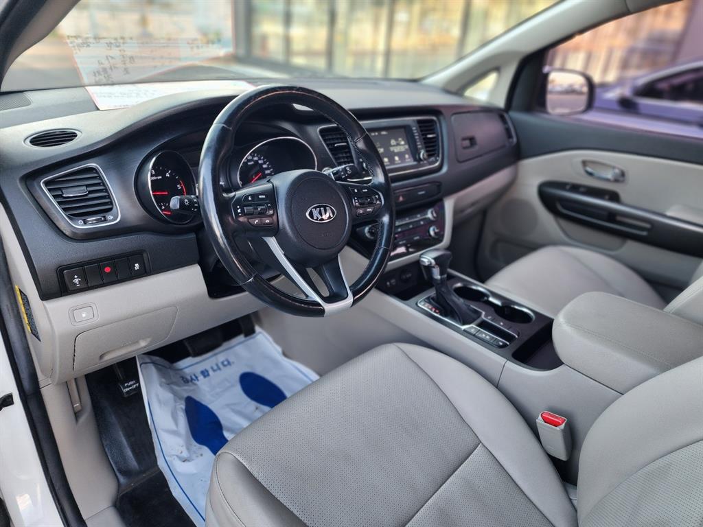 KIA Carnival - Vista 7