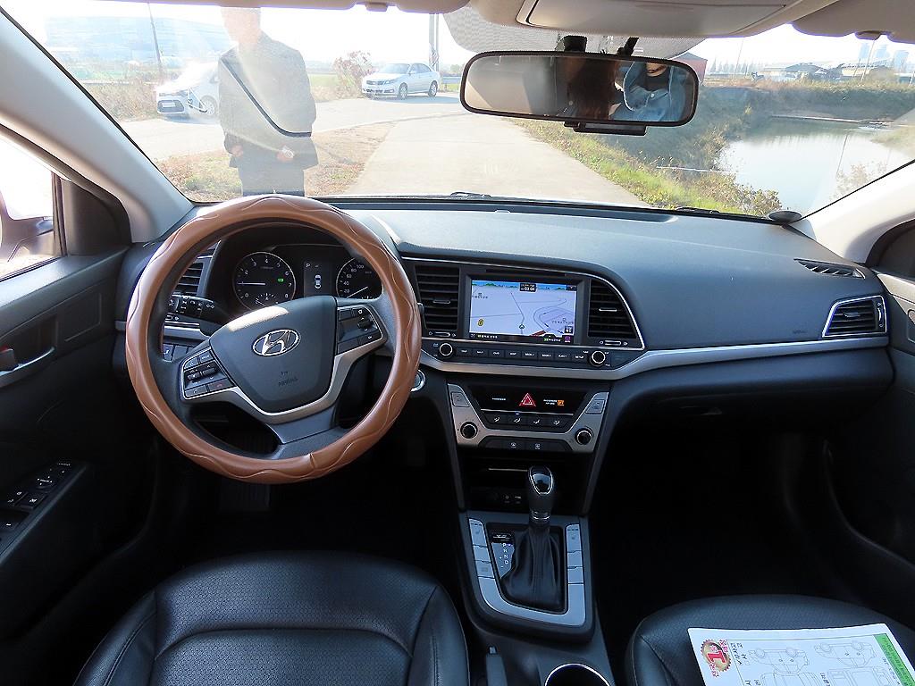 HYUNDAI Avante - Vista 9