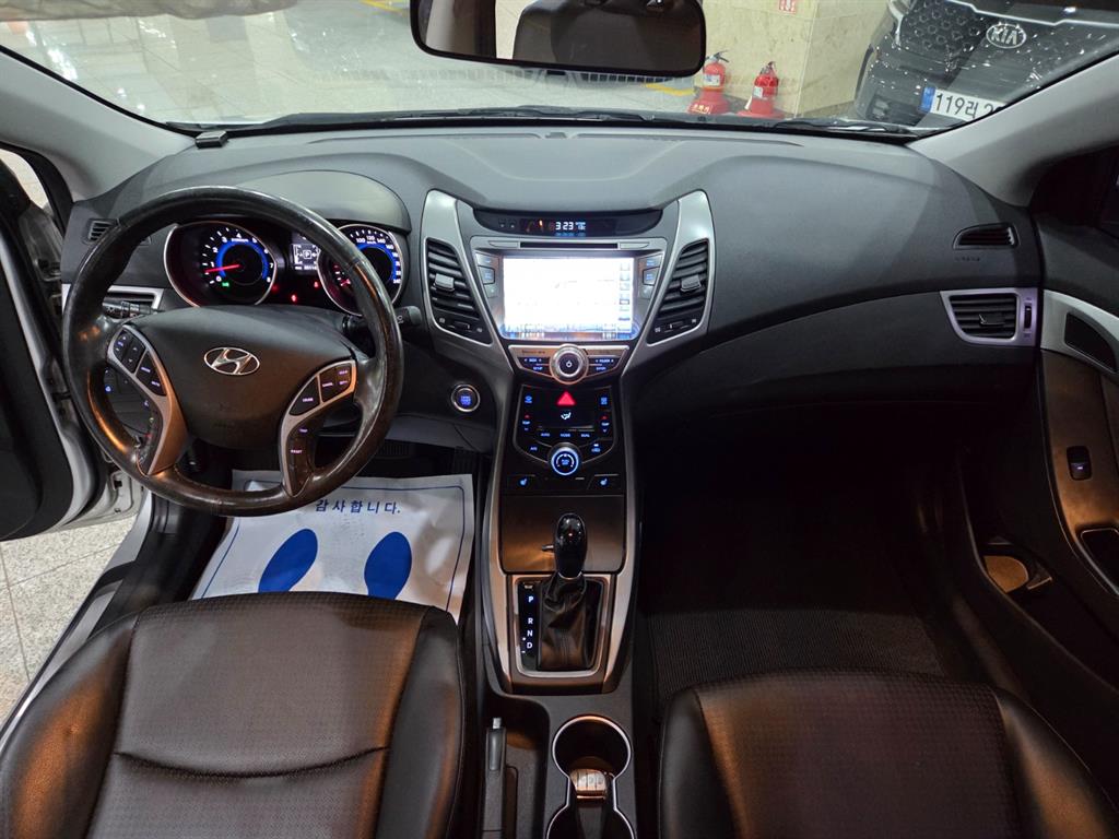 HYUNDAI Avante - Vista 8