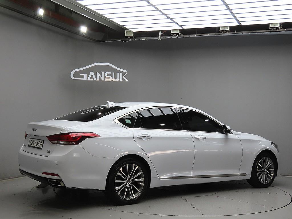 HYUNDAI Genesis - Vista 7