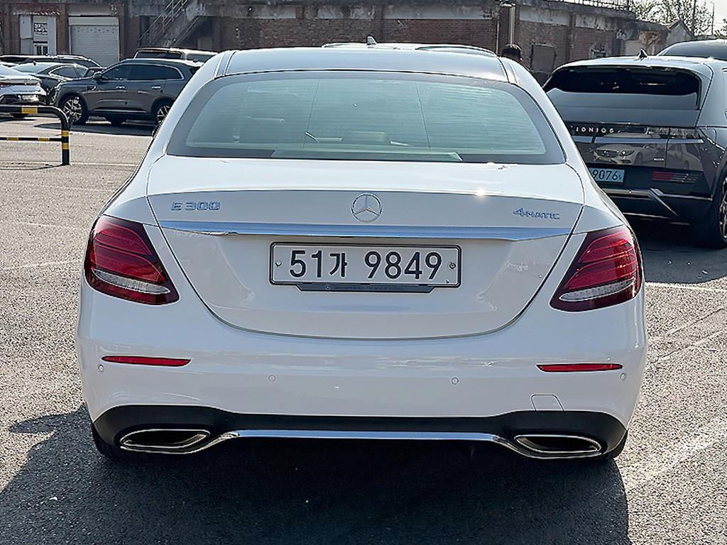Mercedes Benz E class - Vista 4