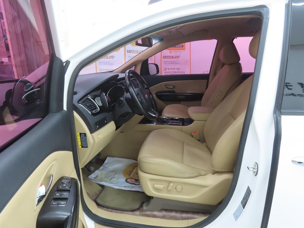 KIA Carnival - Vista 5
