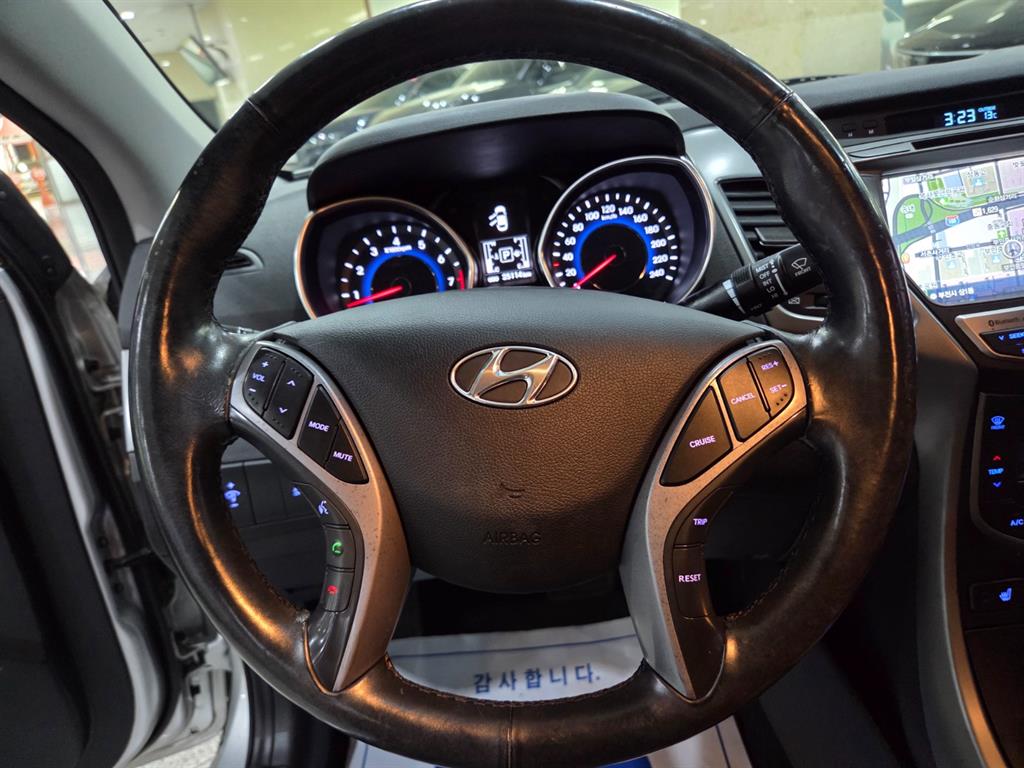 HYUNDAI Avante - Vista 9