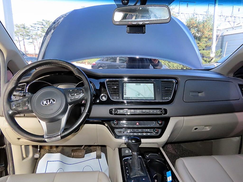 KIA Carnival - Vista 8