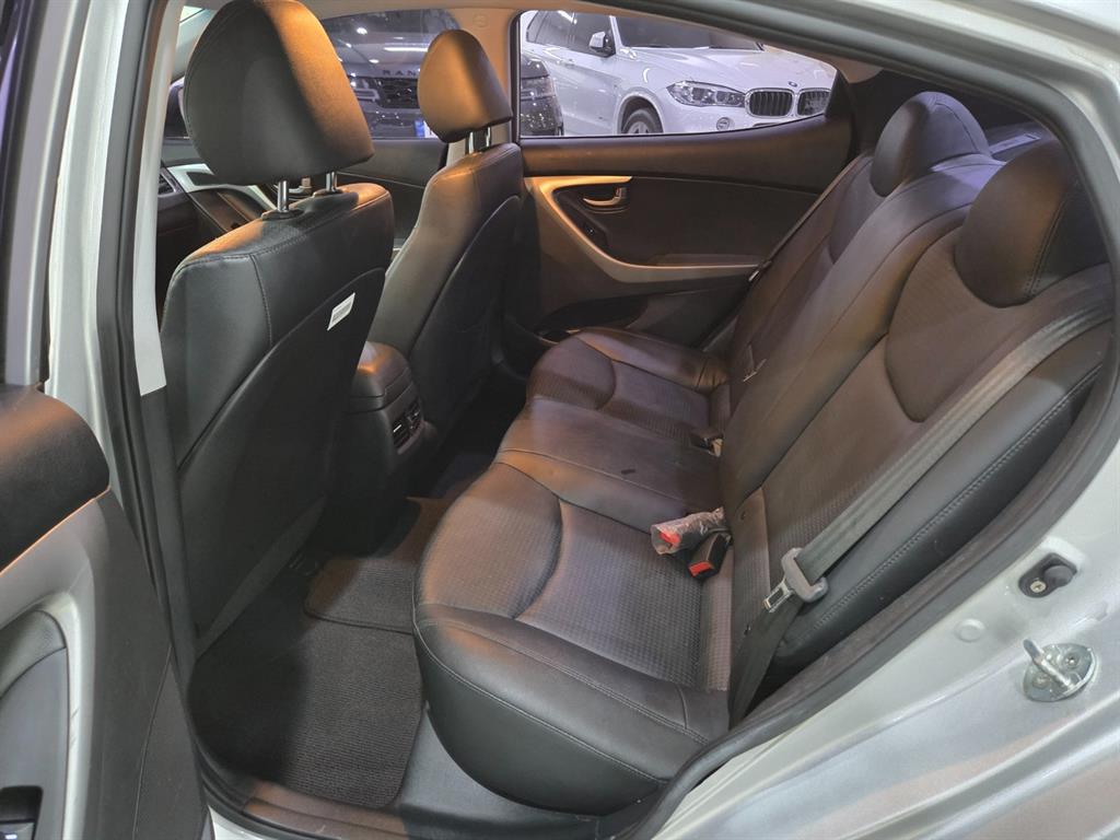 HYUNDAI Avante - Vista 7