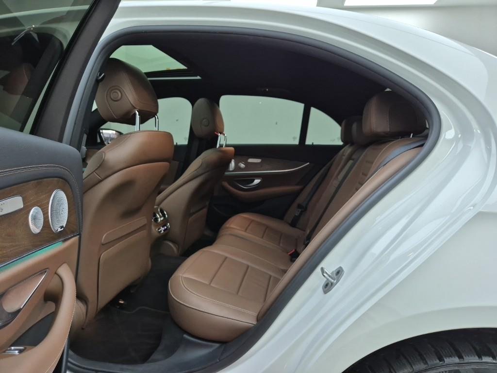 Mercedes Benz E class - Vista 12