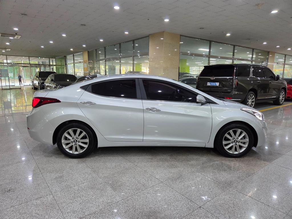 HYUNDAI Avante - Vista 5