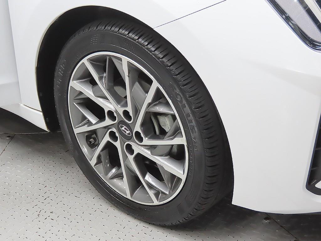 HYUNDAI Avante - Vista 9