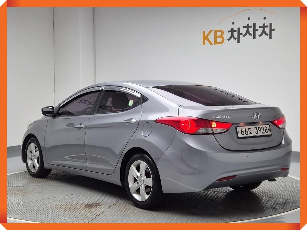 HYUNDAI Avante - Vista 4