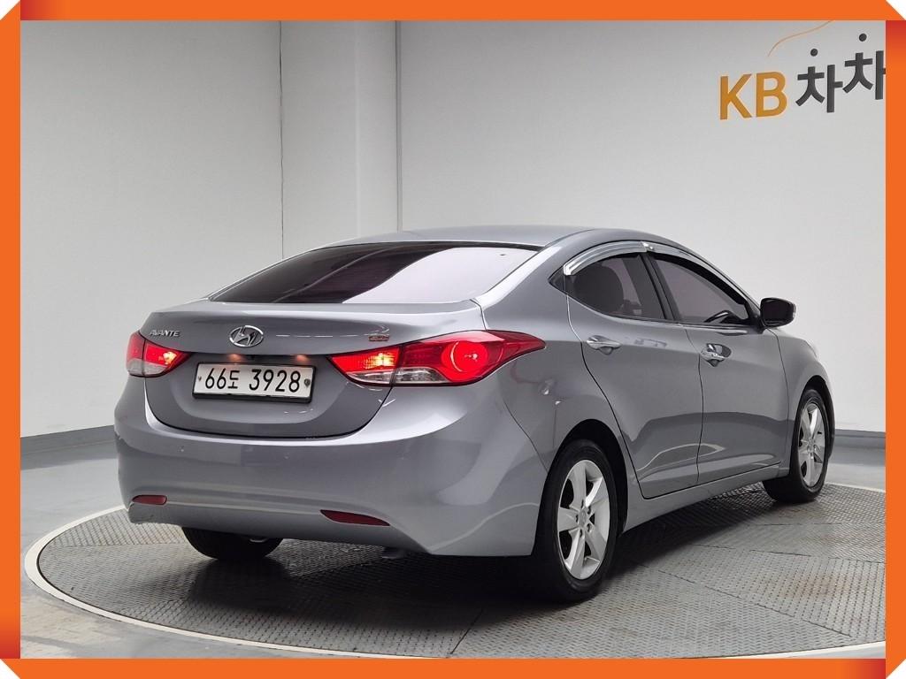 HYUNDAI Avante - Vista 5