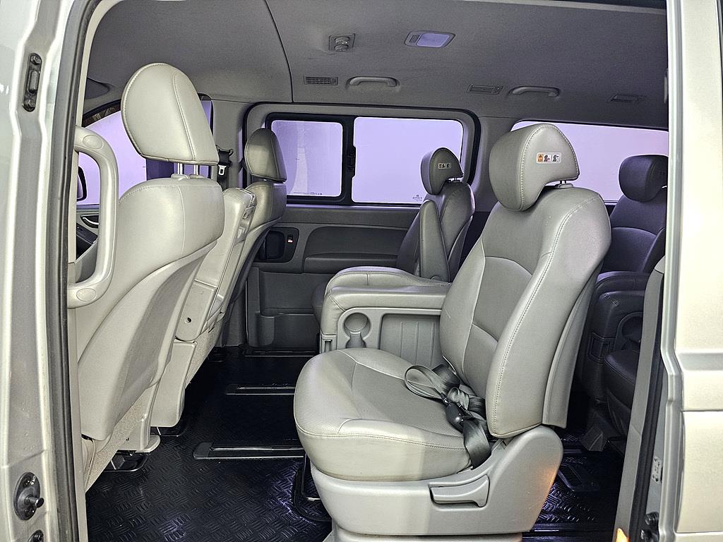 HYUNDAI Starex - Vista 9