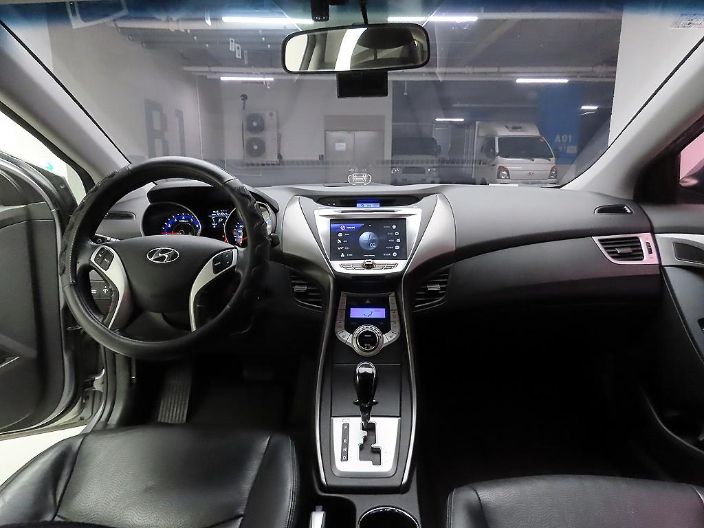 HYUNDAI Avante - Vista 8