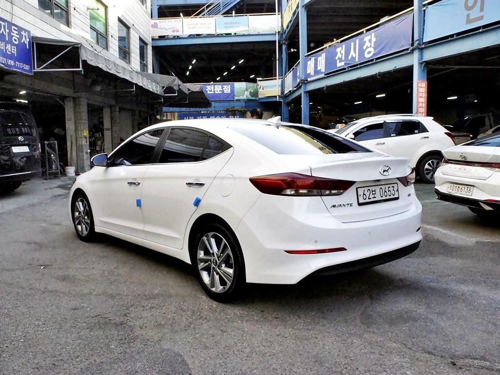 HYUNDAI Avante - Vista 7