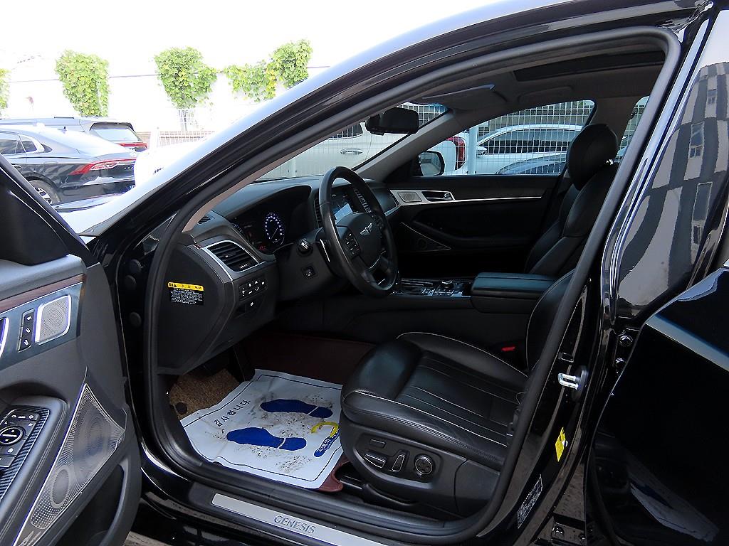 HYUNDAI Genesis - Vista 5