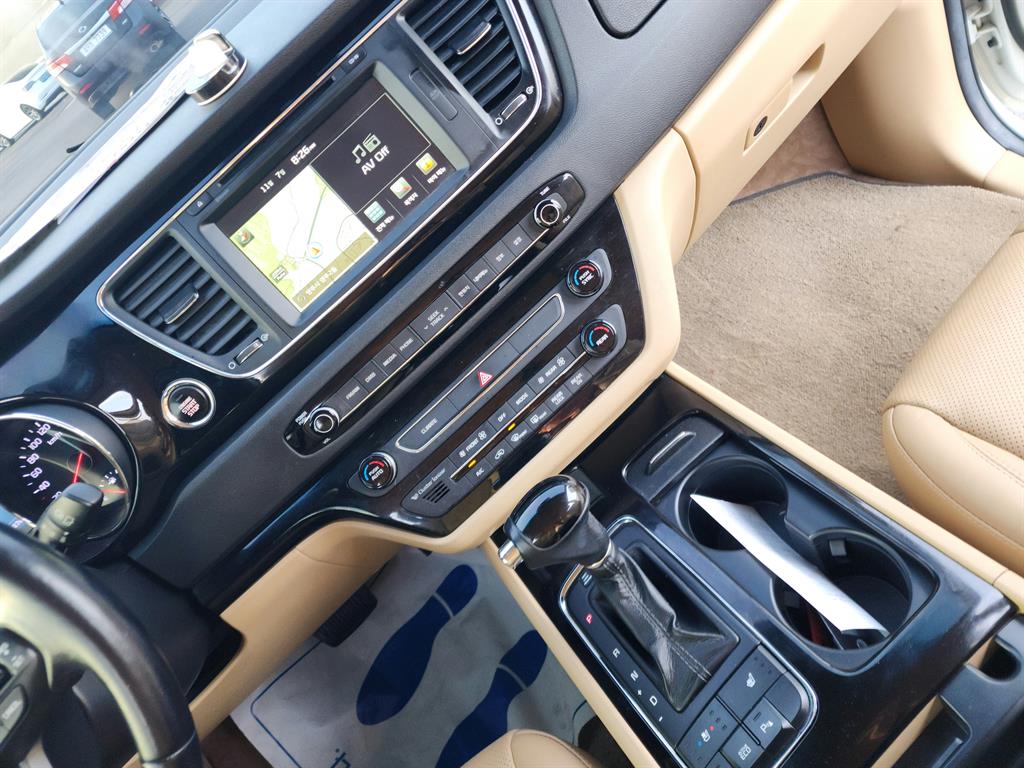 KIA Carnival - Vista 11