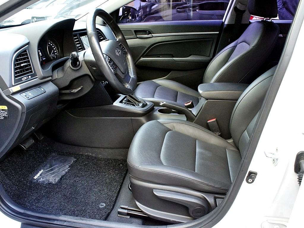 HYUNDAI Avante - Vista 9