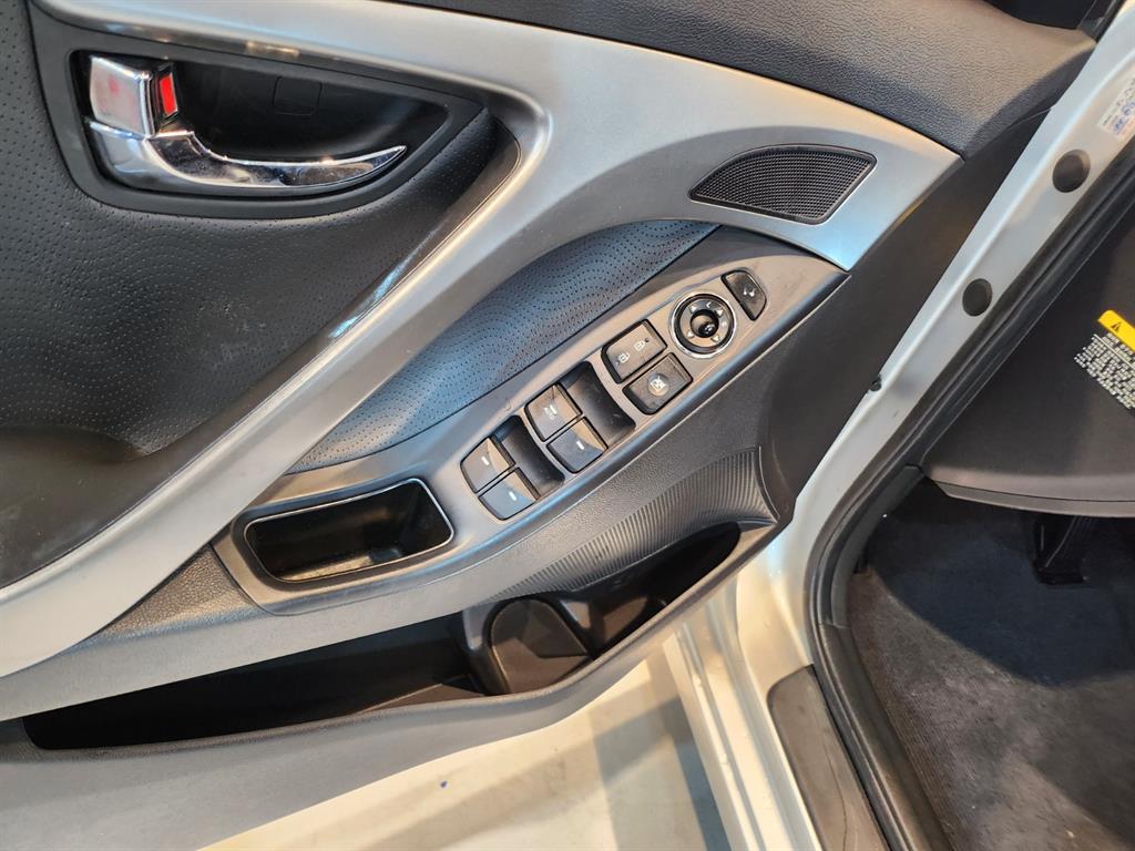 HYUNDAI Avante - Vista 11