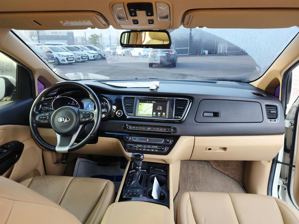 KIA Carnival - Vista 10