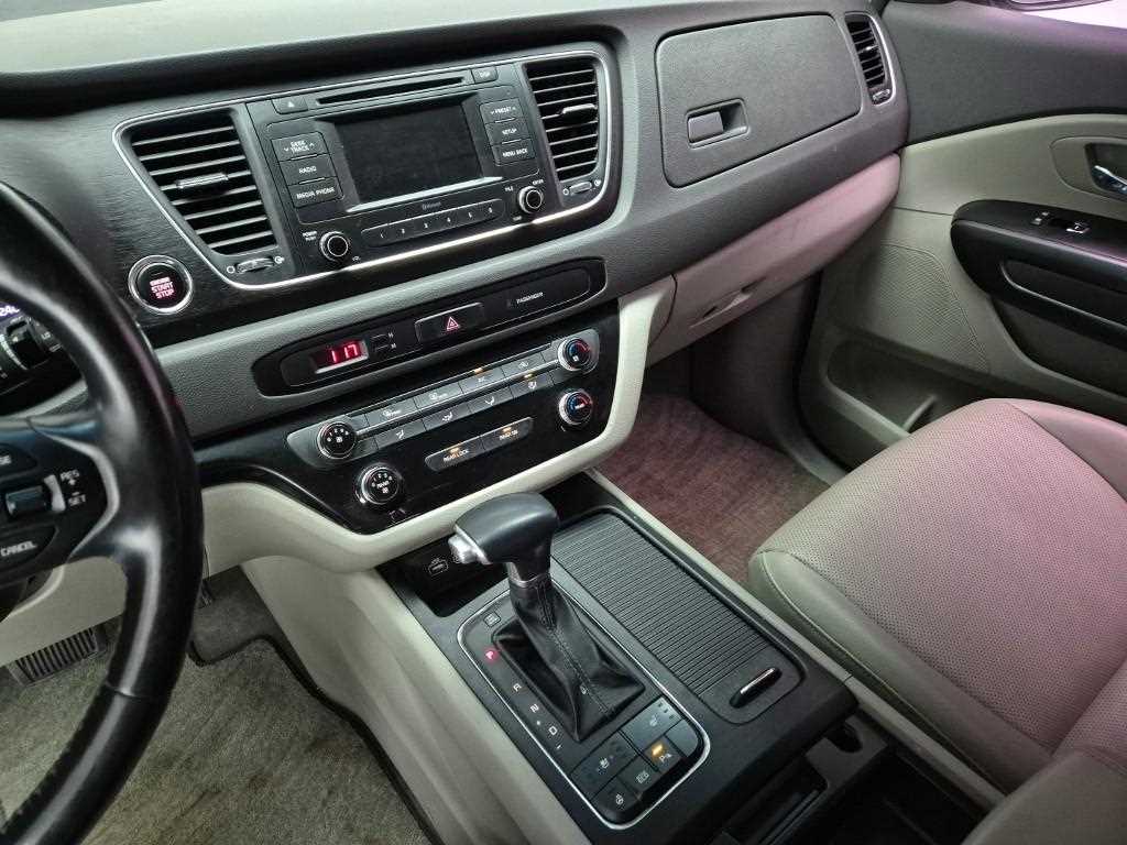 KIA Carnival - Vista 9