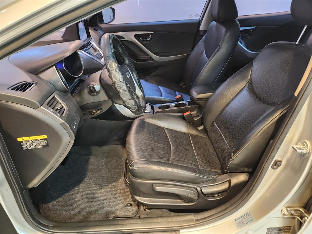 HYUNDAI Avante - Vista 10