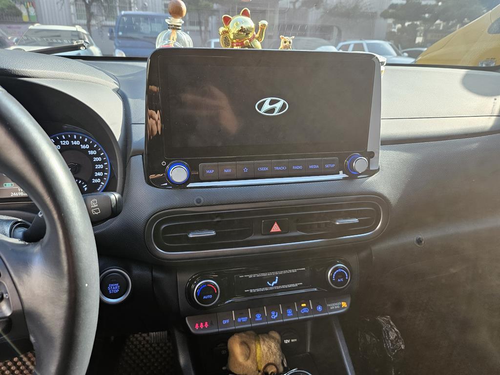 HYUNDAI Kona - Vista 7