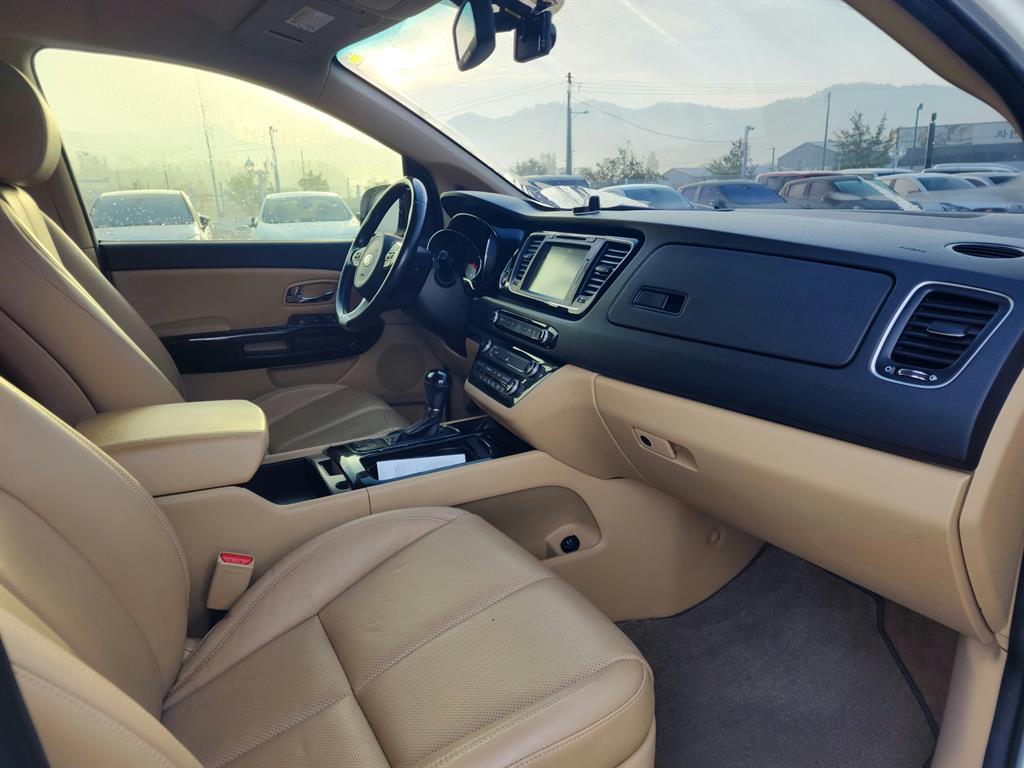 KIA Carnival - Vista 8