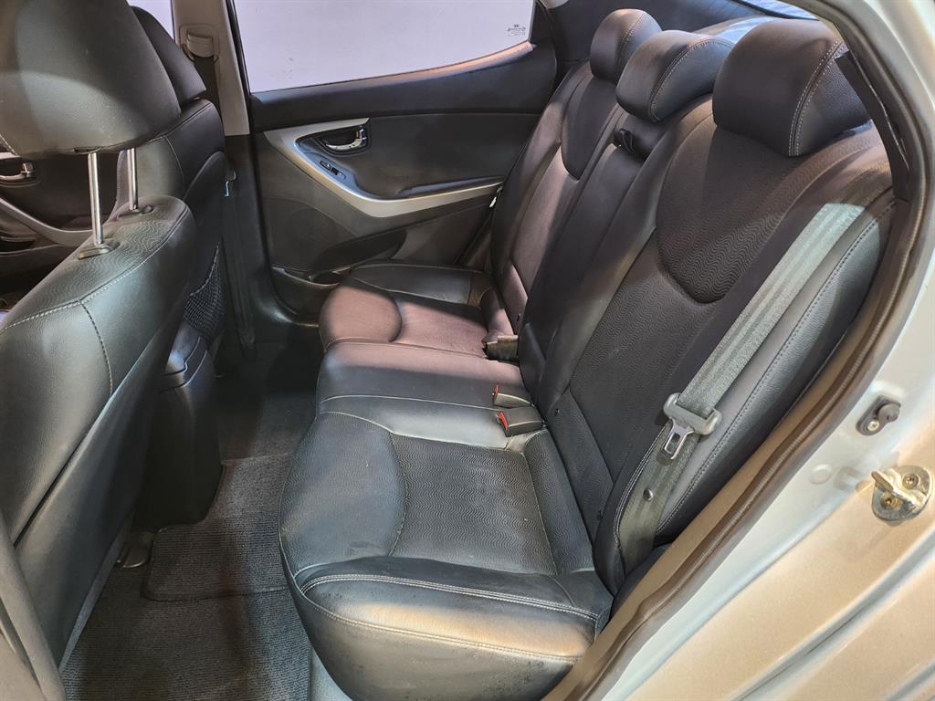 HYUNDAI Avante - Vista 5