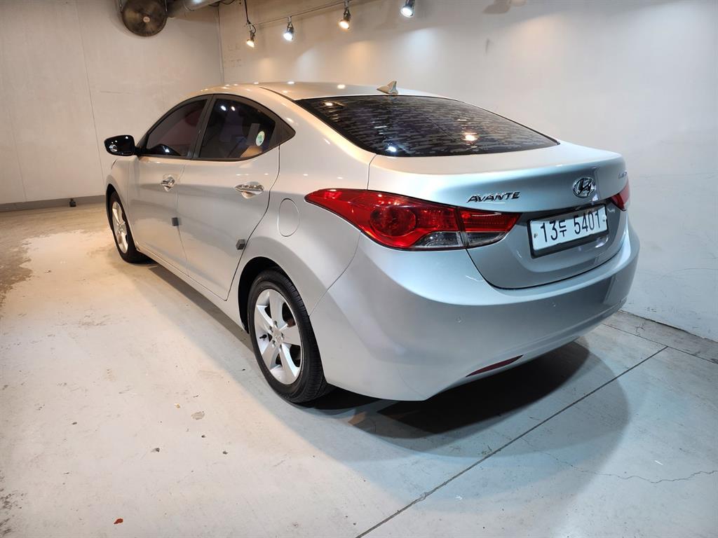 HYUNDAI Avante - Vista 4