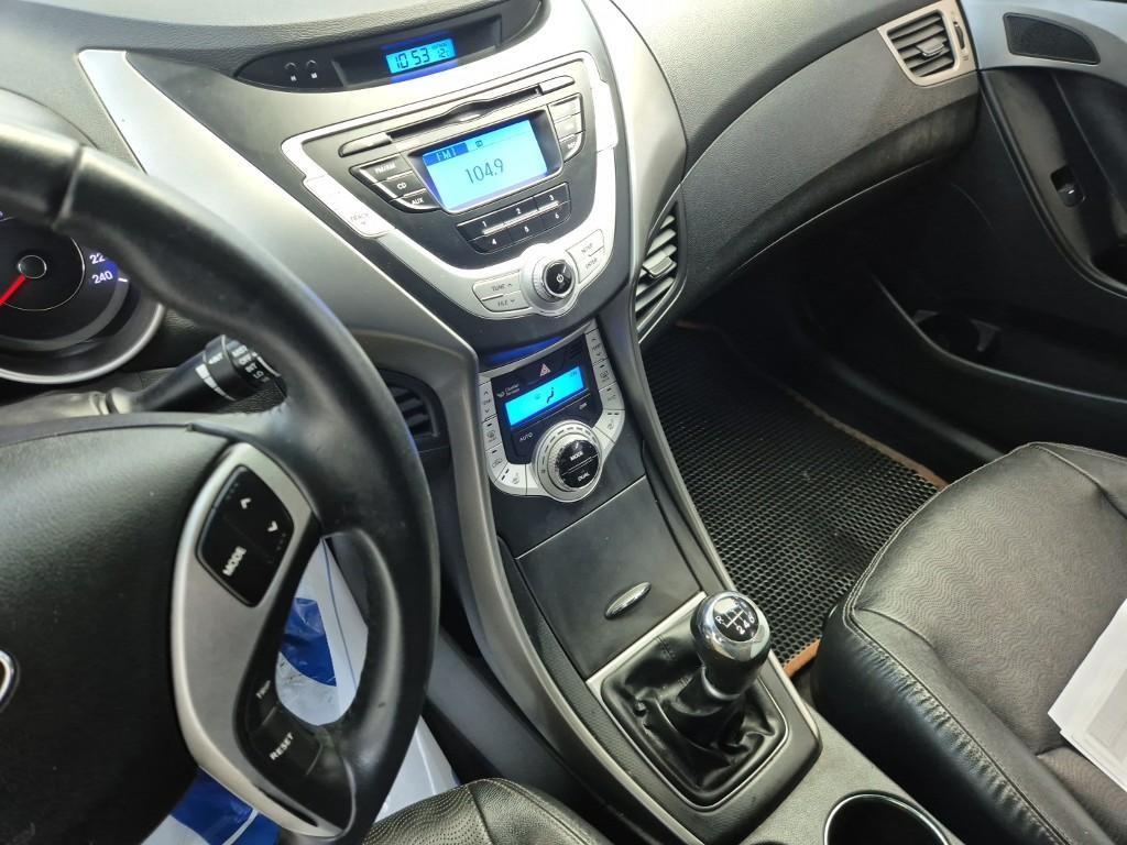 HYUNDAI Avante - Vista 10