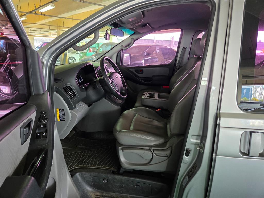 HYUNDAI Starex - Vista 6