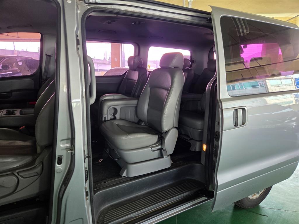 HYUNDAI Starex - Vista 7