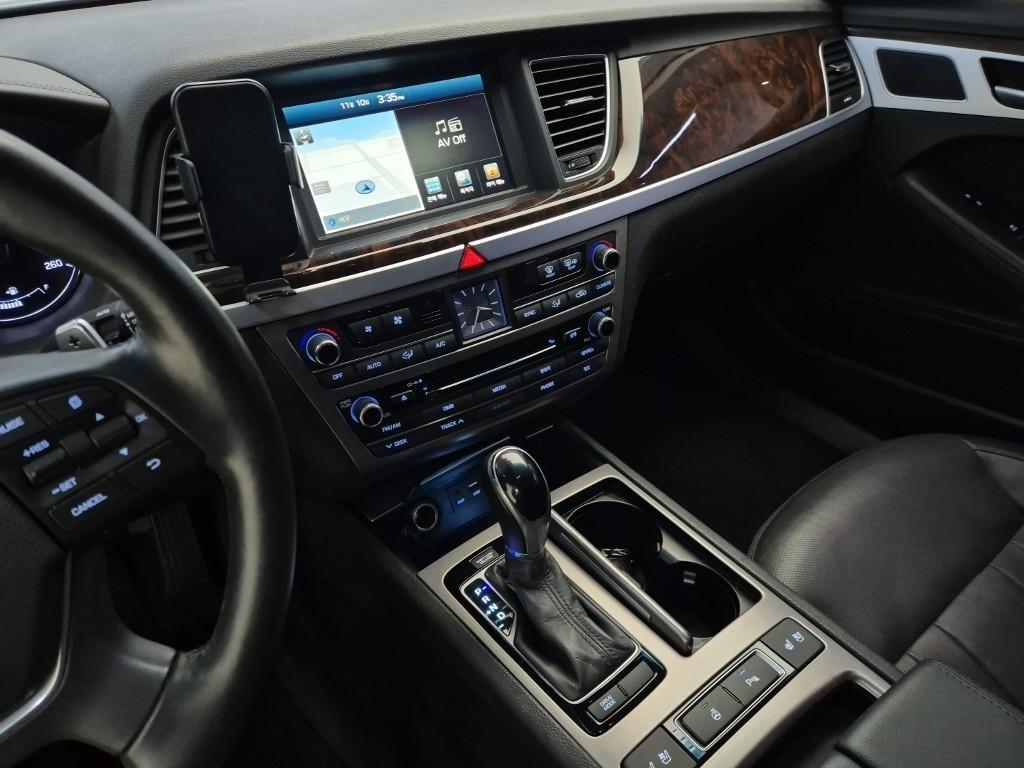 HYUNDAI Genesis - Vista 10